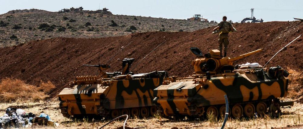 An der Grenze zu Syrien haben türkische Panzerfahrzeuge Stellung bezogen.