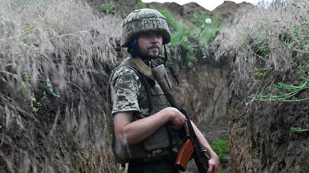Ein ukrainischer Soldat in einem Schützengraben zwischen den Städten Mykolaiv und Kherson am 12.06.2022.