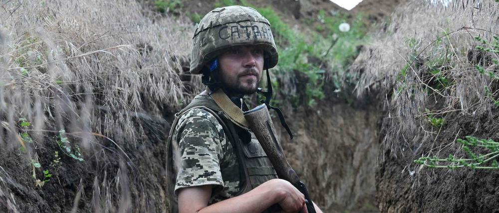 Ein ukrainischer Soldat in einem Schützengraben zwischen den Städten Mykolaiv und Kherson am 12.06.2022.