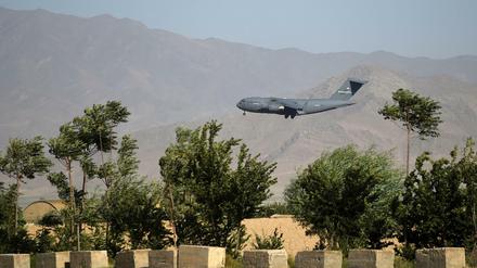Ein US-Militärflugzeug landet in Bagram, 50 Kilometer von Kabul entfernt. 