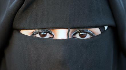 Eine Frau mit Nikab, dem muslimischen Gesichtsschleier. Macht er Kommunikation unmöglich?