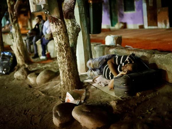 Ein Feld als Schlafplatz. Viele Venezolaner finden keine Unterkunft, wenn sie Kolumbien erreichen.