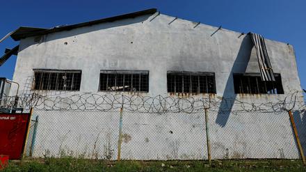 Ein Blick auf das Gefängnisgebäude in Oleniwka, das im Juli im Zuge des ukrainisch-russischen Konflikts durch Beschuss beschädigt wurde.
