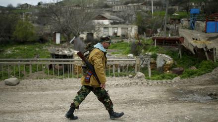 Ein Kämpfer in einem Dorf in Berg-Karabach. 