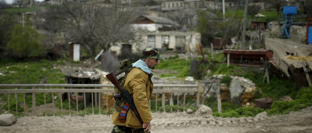 Ein Kämpfer in einem Dorf in Berg-Karabach. 