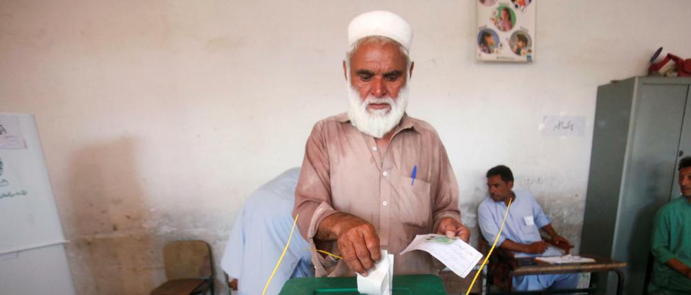 Ein Wähler bei der Abstimmung in Jamrud, Pakistan. 
