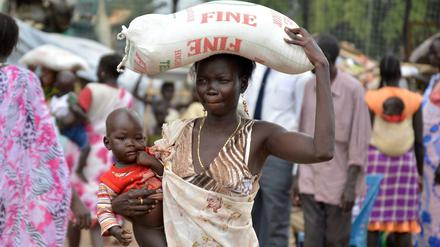 Hilfe für Kriegsflüchtlinge: Verteilung von Lebensmitteln im Südsudan 