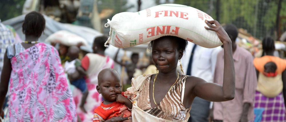 Hilfe für Kriegsflüchtlinge: Verteilung von Lebensmitteln im Südsudan 