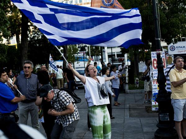 Griechen feiern in Athen die Ergebnisse der ersten Auszählungen. Das Nein-Lager liegt vorn.