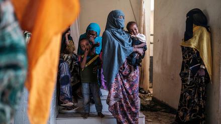 Geflüchtete Frauen warten in Semera, Äthiopien, darauf, von den Behörden registriert zu werden. 