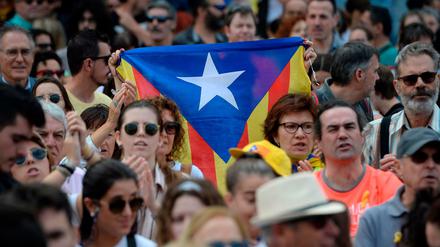 Menschen demonstrieren in Girona für die katalanische Unabhängigkeit von Spanien.