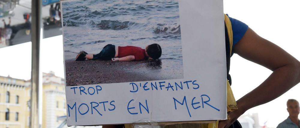 In Marseille demonstrierten Franzosen für die Sicherheit der Flüchtlinge. Am Strand von Bodrum, wo der tote Ailan, gefunden wurde,. verkaufte eine französische Honorarkonsulin Schlauchboote an Flüchtlinge.