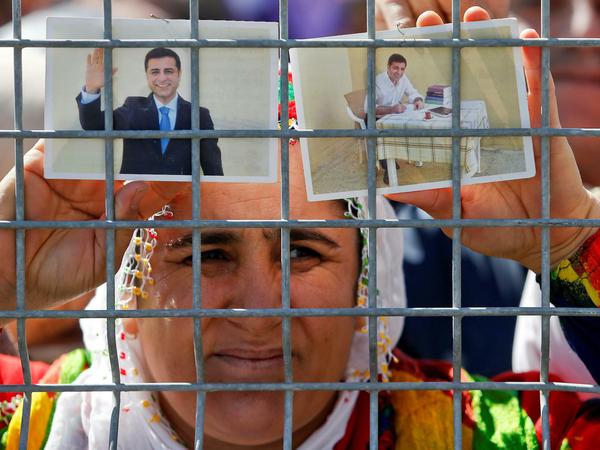 Eine Kurdin demonstriert für den inhaftierten HDP-Chef Selahattin Demirtas.