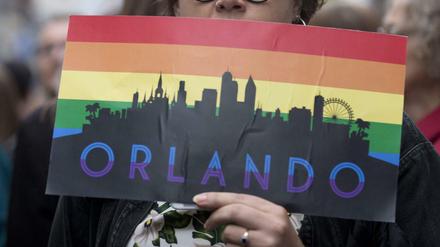 Auch in London wird um die Opfer des Anschlags von Orlando getrauert.
