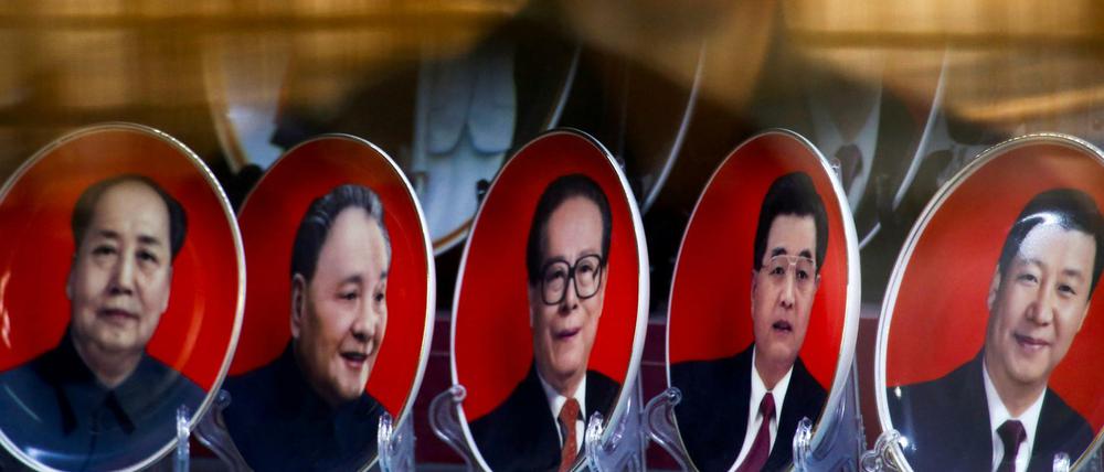 Die Teller in diesem Schaufenster zeigen die fünf wichtigsten Führer der Volksrepublik China: Mao Zedong, Deng Xiaoping, Jiang Zemin, Hu Jintao und der aktuelle Präsident Xi Jinping (v.l.n.r.). 