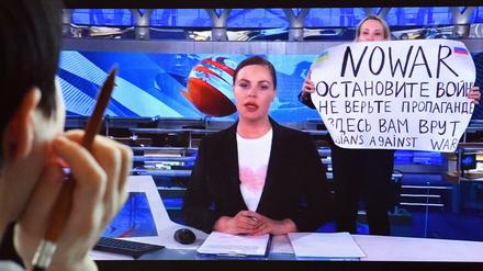 Marina Ovsyannikova bei ihrer Protestaktion im russischen Staatsfernsehen 