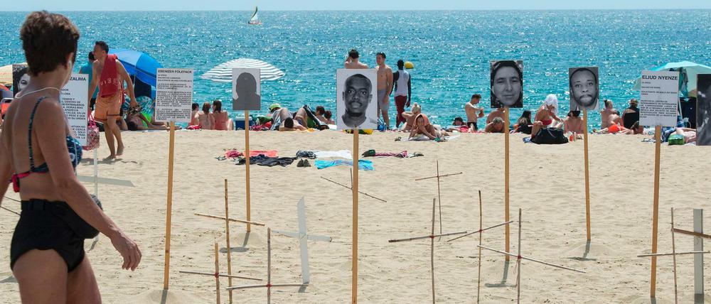 An einem Strand nahe Barcelona erinnerten letzte Woche Menschenrechtsorganisationen an das Ende vieler Fluchten Richtung Europa.