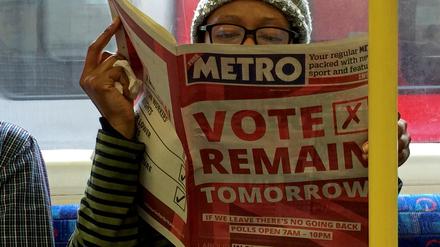 Eine Frau liest in der Londoner U-Bahn Zeitung. Die Briten haben am Donnerstag beim Referendum das letzte Wort.