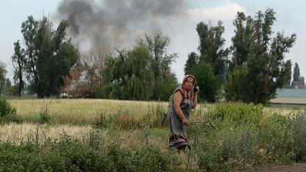 Eine Frau in einem Dorf in der Region Donezk 