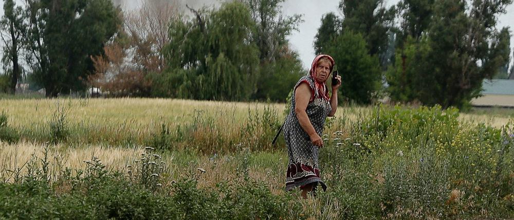 Eine Frau in einem Dorf in der Region Donezk 