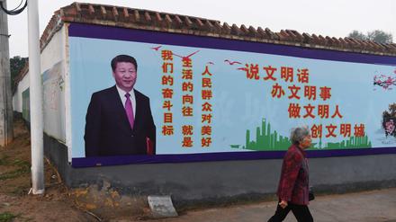 China Präsident Xi Jinping auf einem Banner in Lankao, China. 