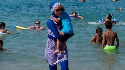Eine mit einem Burkini bekleidete Frau am Strand von Marseille. 