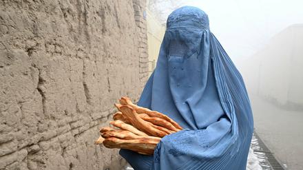 Eine Frau in Kabul mit Brot aus einer Hilfslieferung. (Archivbild vom 18 Januar 2022)