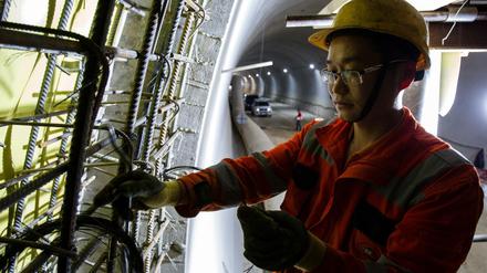 Ein chinesischer Arbeiter beim Bau eines Tunnels in Montenegro im Rahmen der Neuen Seidenstrasse. 
