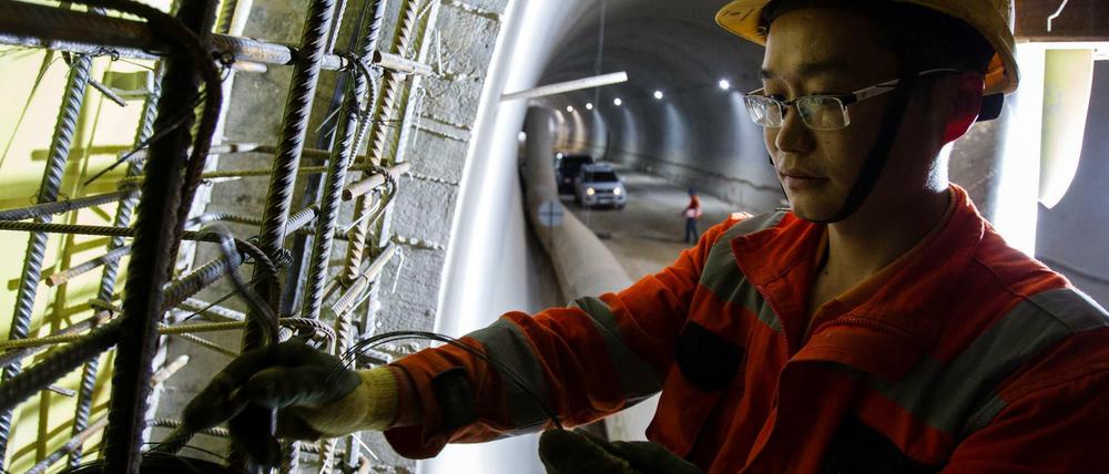 Ein chinesischer Arbeiter beim Bau eines Tunnels in Montenegro im Rahmen der Neuen Seidenstrasse. 