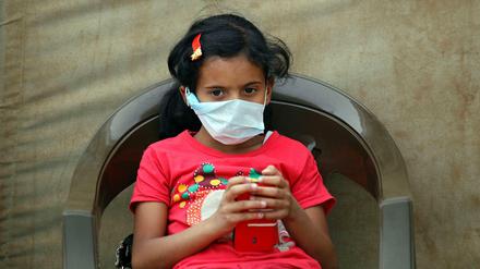 Verdacht. Dieses junge Mädchen könnte an Cholera erkrankt sein. Mehr als 100.000 Jemeniten haben sich bereits mit den gefährlichen Bakterien infiziert.