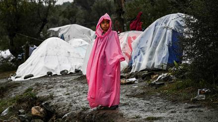 Ein junges Mädchen steht im Flüchtlingscamp Moria auf der griechischen Insel Lesbos. Die griechischen Flüchtlingslager sind überfüllt.