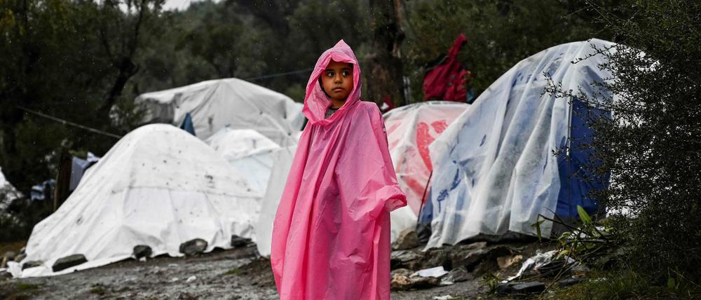 Ein Mädchen vor dem Camp Moria auf Lesbos