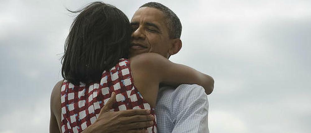 Glückliche Sieger. Der alte und neue US-Präsident Barack Obama umarmt seine Frau Michelle. Dieses Bild veröffentlichte er auf seinem Twitter-Account.