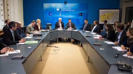 Nach dem Germanwings-Absturz im März informiert sich Außenminister Frank-Walter Steinmeier (Mitte links) im Krisenreaktionszentrum des Auswärtigen Amts.