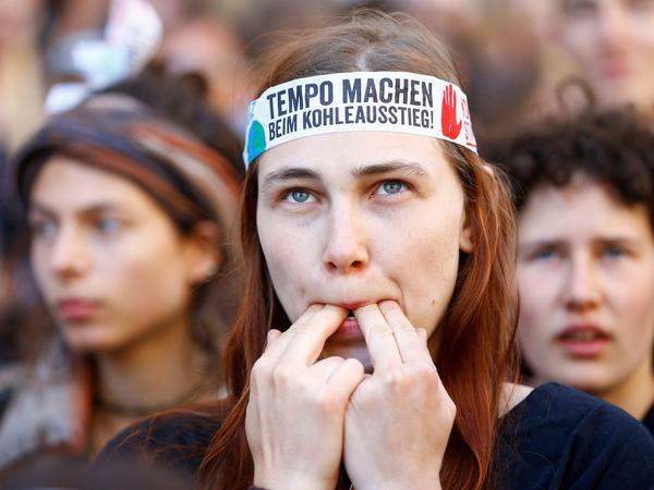 Teilnehmer am Protest in Aachen. Zu der Demo wurden bis zu 20.000 Teilnehmer erwartet
