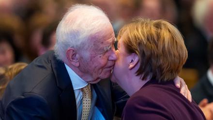 Küsschen zum 90.: Kanzlerin Angela Merkel gratuliert ihrem Parteifreund Kurt Biedenkopf. 