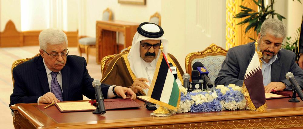 Palästinenserpräsident Mahmud Abbas (l.) und Hamas-Vertreter Chaled Maschaal (r.) unterzeichnen ihre Übereinkunft.