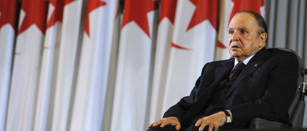 Abdelaziz Bouteflika, Präsident von Algerien, sitzt auf seinem Rollstuhl, nachdem er den Eid als Präsident im Jahr 2014 abgelegt hat.