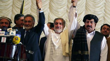 Siegessicher: Kandidat Abdullah Abdullah zwischen weniger erfolgreichen Konkurrenten nach der ersten Wahlrunde in Afghanistan
