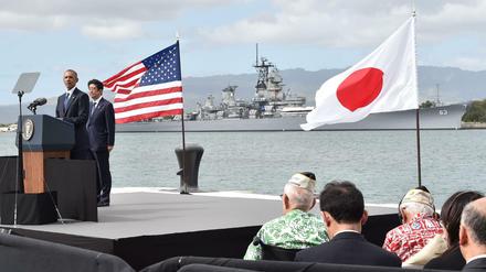 US-Präsident Barack Obama (l.) und Japans Premier Shinzo Abe gedachten in Pearl Harbor auf Hawaii der Opfer.