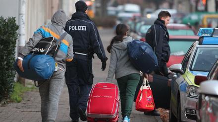 Abgelehnte Asylbewerber werden zum Transport zum Flughafen abgeholt. 