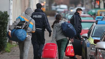 Abgelehnte Asylbewerber werden zum Transport zum Flughafen abgeholt (Archiv).