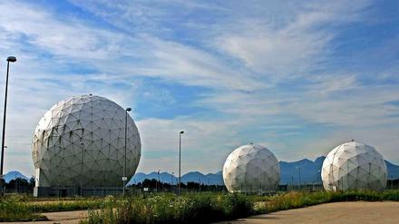 In Mietraching (Bayern) stehen die Antennenkuppeln der ehemaligen US-amerikanischen Abhörbasis Bad Aibling Station (BAS) der NSA.