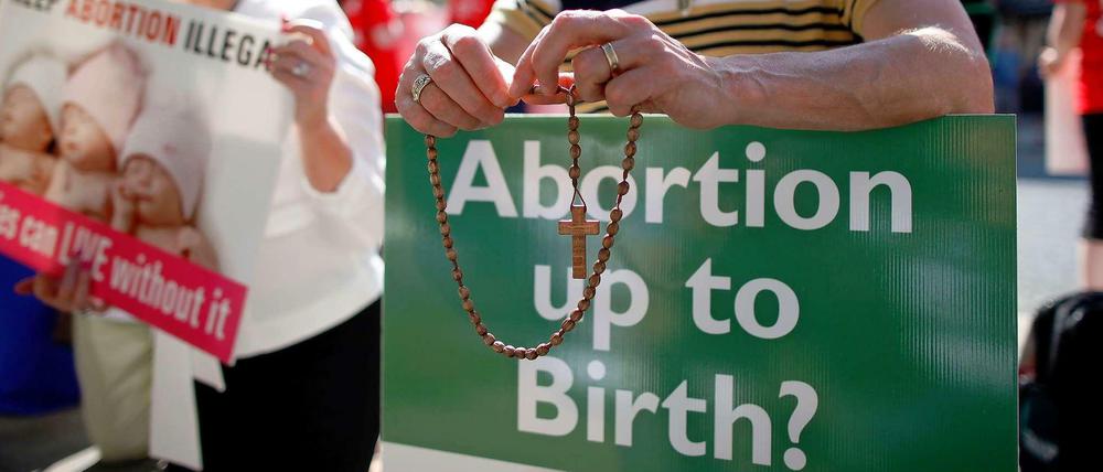 Lockerung des Abtreibungsgesetzes in Irland: Während Gegner steigende Abtreibungszahlen befürchten, geht die Regelung anderen nicht weit genug.
