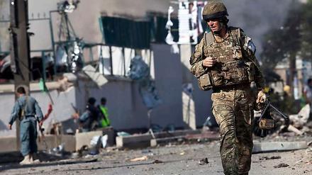 Britischer Soldat vor zerstörten Gebäuden, die zum British Council in Kabul gehören.