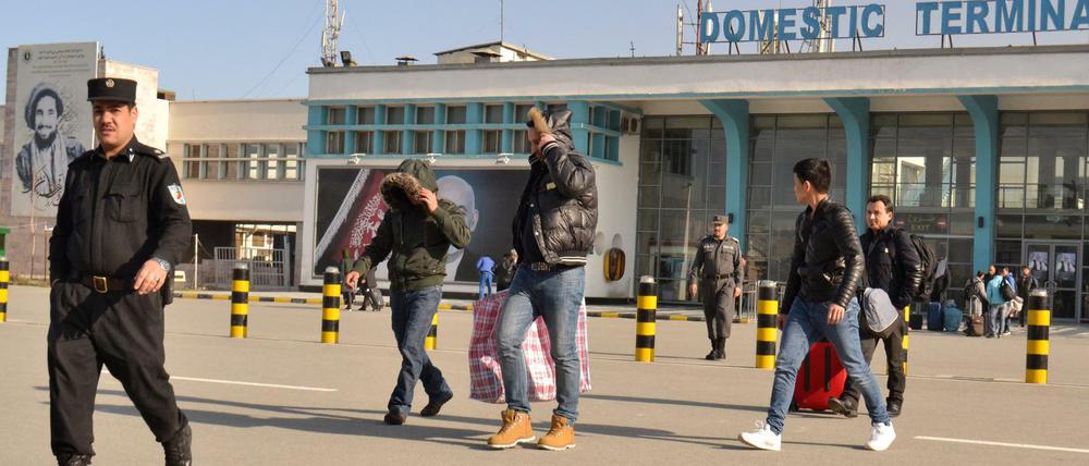 Afghanen kommen am Flughafen in Kabul an. (Archivbild)