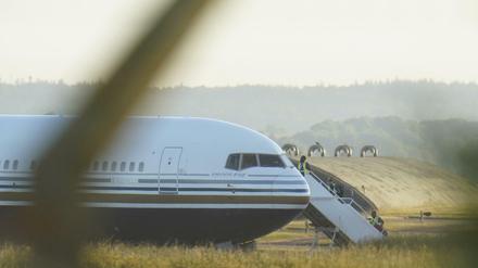 Eine Boeing 767 steht auf einer Militärbases in der Nähe von Salisbury. Es wird angenommen, dass mit ihr Asylsuchende von Großbritannien nach Ruanda gebracht werden sollen. 