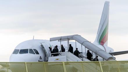 Abgelehnte Asylbewerber steigen am Baden-Airport in Rheinmünster im Rahmen einer landesweiten Sammelabschiebung in ein Flugzeug.