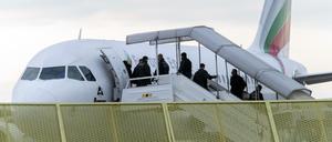 Abgelehnte Asylbewerber steigen am Baden-Airport im Rahmen einer landesweiten Sammelabschiebung in ein Flugzeug. 