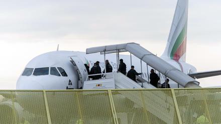 Abgelehnte Asylbewerber steigen am Baden-Airport in Rheinmünster (Baden-Württemberg) im Rahmen einer landesweiten Sammelabschiebung in ein Flugzeug. 